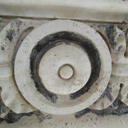 Dettaglio dell' elemento decorativo in travertino_ante operam