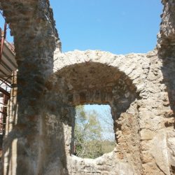 Particolare della reintegrazione a destra dell'abside nella Chiesa di San Rocco_post operam