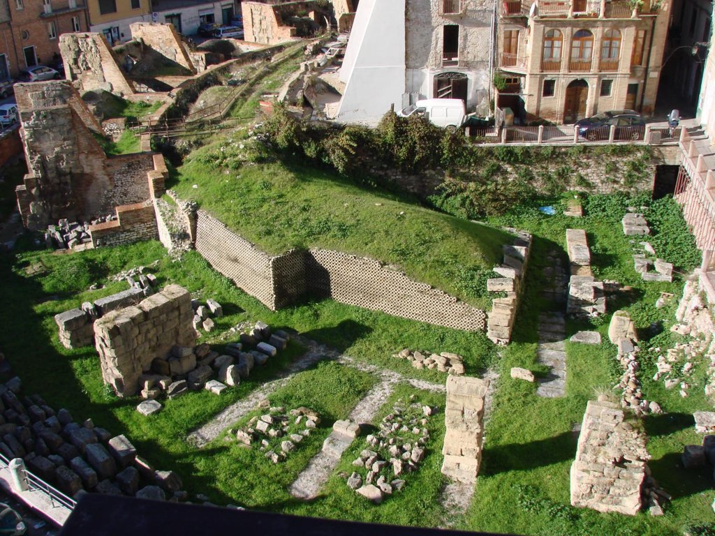 Vista generale dall'alto dei resti del teatro