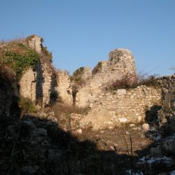 Veduta dei resti del castello al momento del progetto