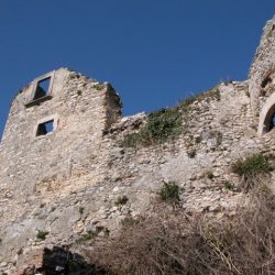 Veduta generale dei resti del castello dalla cordonata